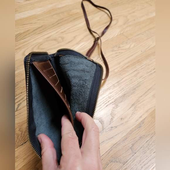 Clava Crossbody Wallet Purse - Picture 4 of 7